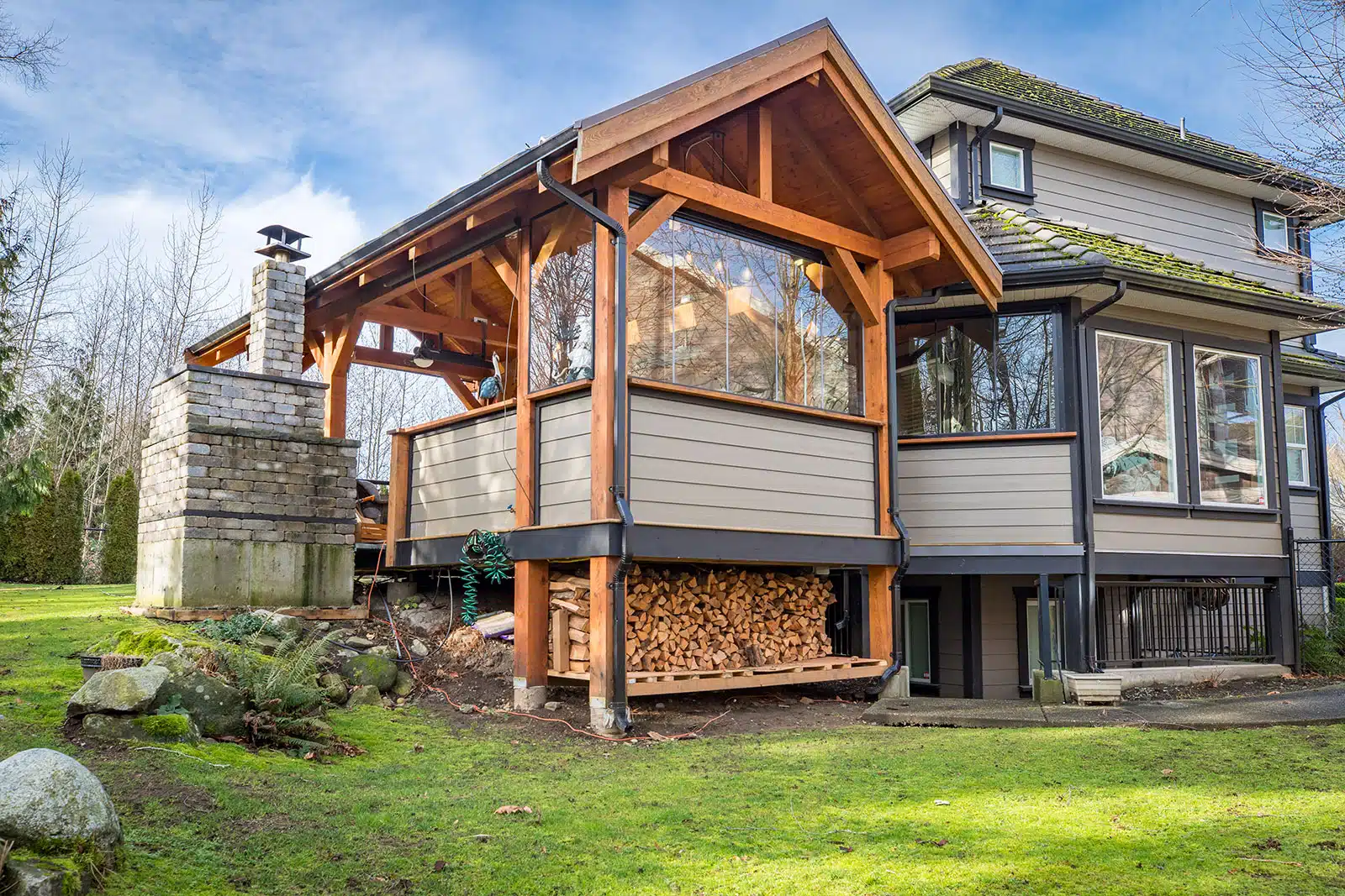 Custom backyard kitchen by home renovation contractors in Langley, BC